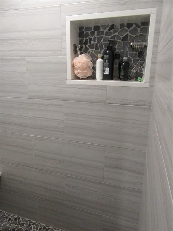 details featuring tiled shower