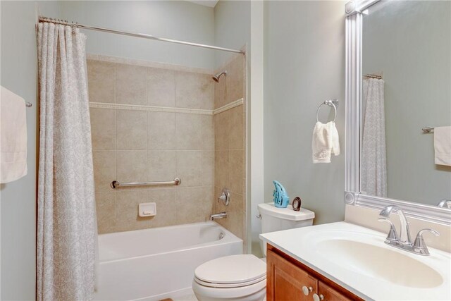 6375 Oxford Cir Unit 104D, Vero Beach, FL 32966 - bathroom featuring shower / bathtub combination with curtain, toilet, and vanity