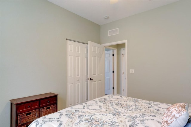 6375 Oxford Cir Unit 104D, Vero Beach, FL 32966 - bedroom featuring a closet, visible vents, and a ceiling fan