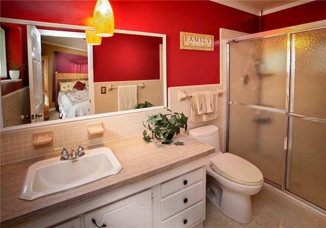 full bath with ensuite bath, toilet, a stall shower, and vanity