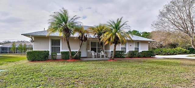 view of front of property featuring a front yard