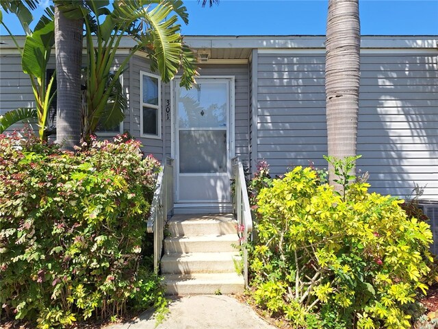 entrance to property featuring covered porch