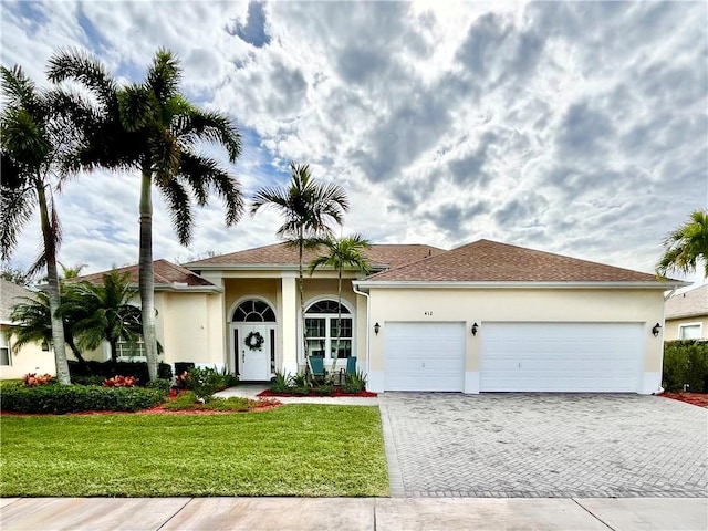 view of front facade featuring a front lawn and a garage