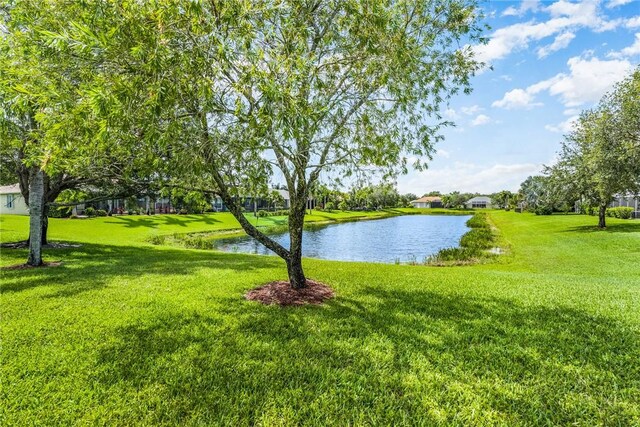 412 N Key Lime Sq SW, Vero Beach, FL 32968 - kitchen with sink, stainless steel appliances, kitchen peninsula, a breakfast bar area, and light tile patterned floors