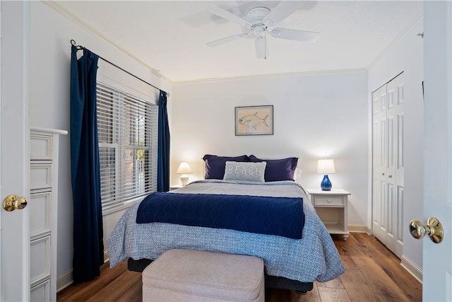 bedroom with a closet, ceiling fan, dark hardwood / wood-style floors, and crown molding