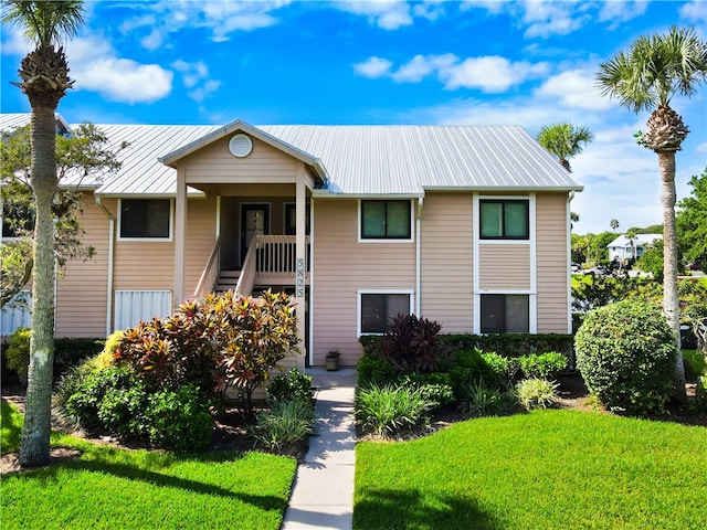 view of front of property featuring a front lawn