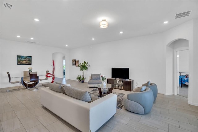 102 52nd Sq, Vero Beach, FL 32967 - living room with arched walkways, visible vents, and recessed lighting