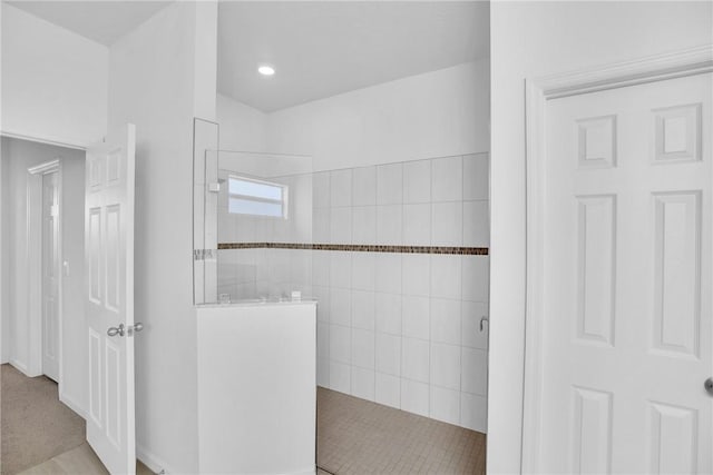102 52nd Sq, Vero Beach, FL 32967 - bathroom featuring a walk in shower