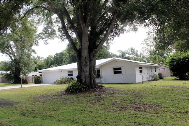 2910 59th Ave, Vero Beach, FL 32966 - single story home featuring an attached garage, driveway, a front yard, and stucco siding