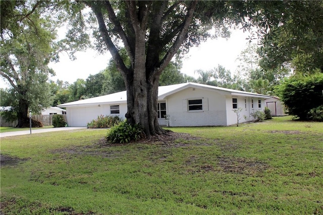 2910 59th Ave, Vero Beach, FL 32966 - view of front of property featuring driveway, a front yard, and stucco siding