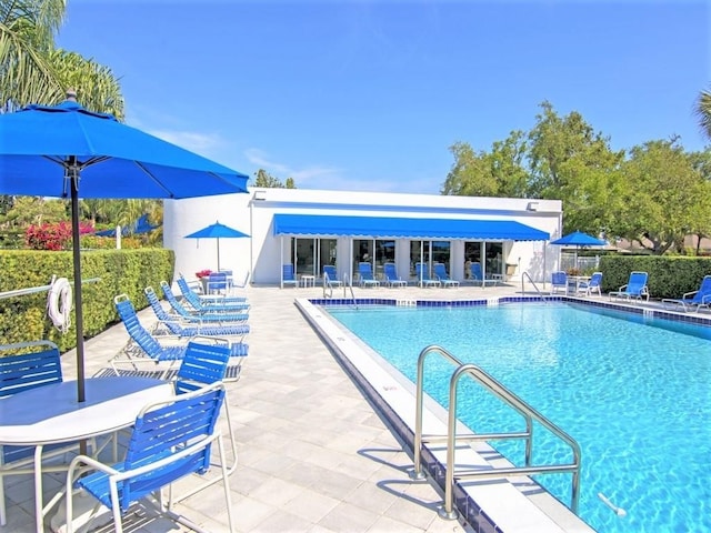 view of swimming pool featuring a patio