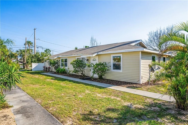 view of front of property featuring a front lawn