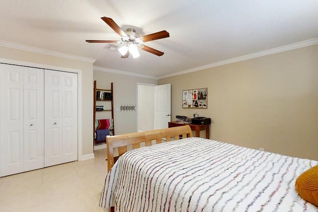 bedroom with ornamental molding, ceiling fan, and a closet