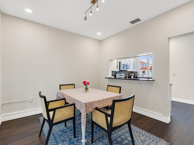 dining area with dark wood-style floors, baseboards, visible vents, and recessed lighting