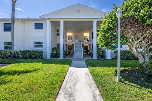 view of front of home featuring a front lawn