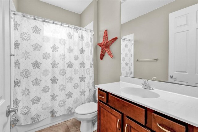 765 Fortunella Cir SW, Vero Beach, FL 32968 - full bath featuring toilet, vanity, a shower with shower curtain, and tile patterned flooring