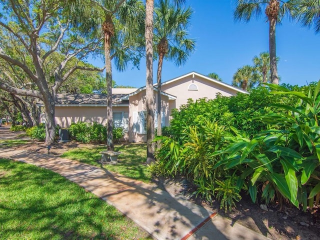 view of front of house with a front lawn and stucco siding