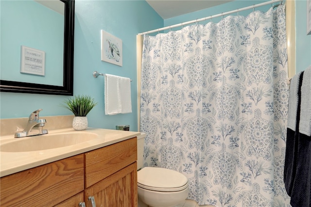 bathroom with toilet, a shower with curtain, and vanity