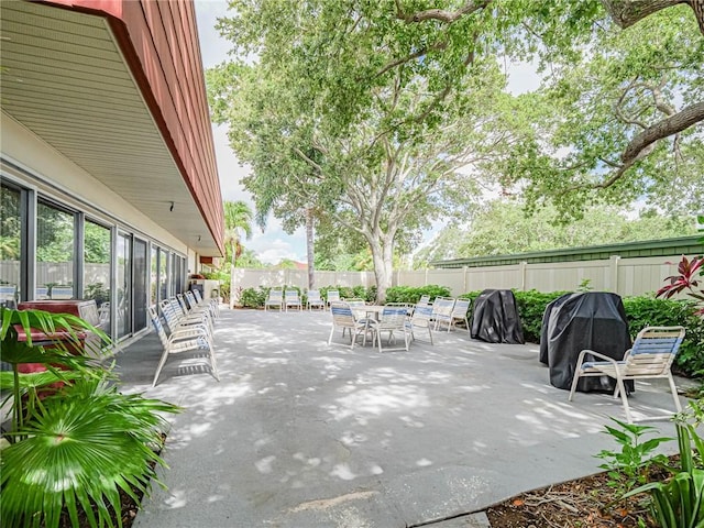 55 Woodland Dr Unit 206, Vero Beach, FL 32962 - view of patio with outdoor dining space and a fenced backyard