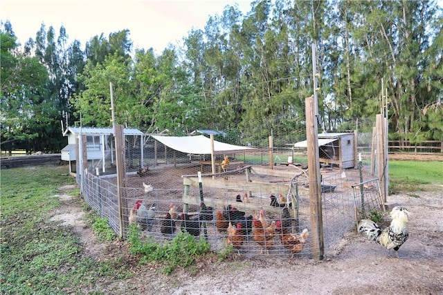 view of yard featuring an outdoor structure