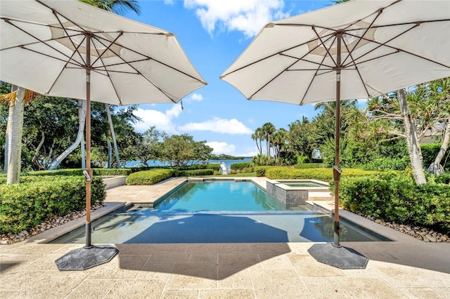 707 Grove Pl, Vero Beach, FL 32963 - view of swimming pool with a patio and a pool with connected hot tub