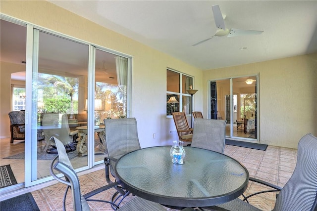 sunroom with ceiling fan