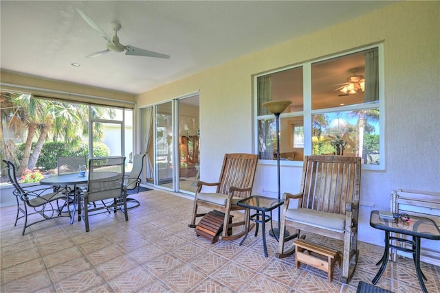 sunroom with ceiling fan