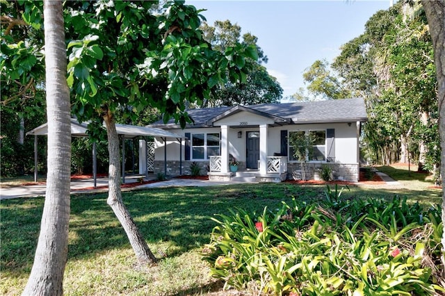 view of front of home featuring a front lawn