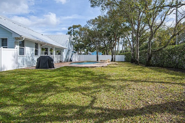 view of yard featuring a fenced in pool