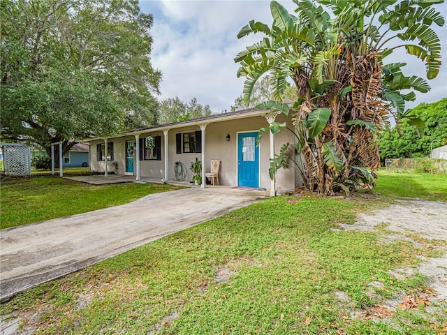 view of front facade featuring a front yard