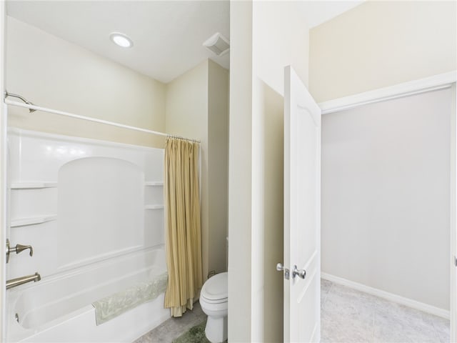 full bathroom with baseboards, shower / bath combo with shower curtain, and toilet