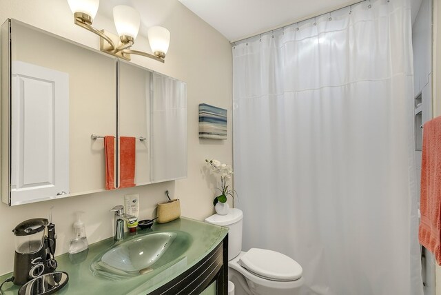 41 Woodland Dr Unit 102, Vero Beach, FL 32962 - full bath with vanity, toilet, and curtained shower