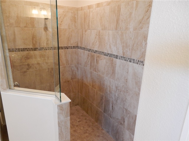 bathroom featuring tiled shower