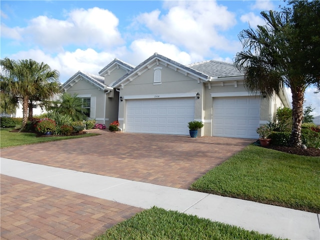 view of front of house featuring a front lawn and a garage