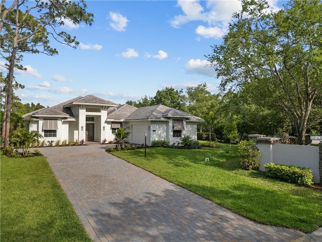 view of front facade featuring a garage and a front yard