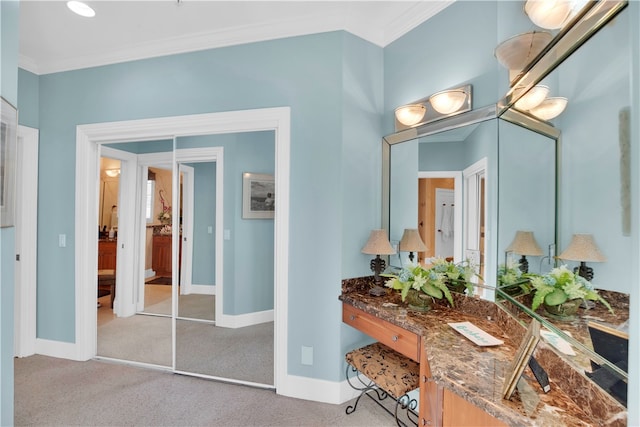 bathroom featuring ornamental molding