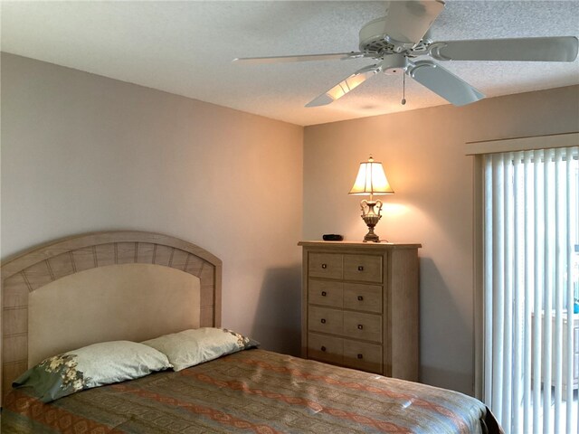 bedroom featuring ceiling fan and a textured ceiling