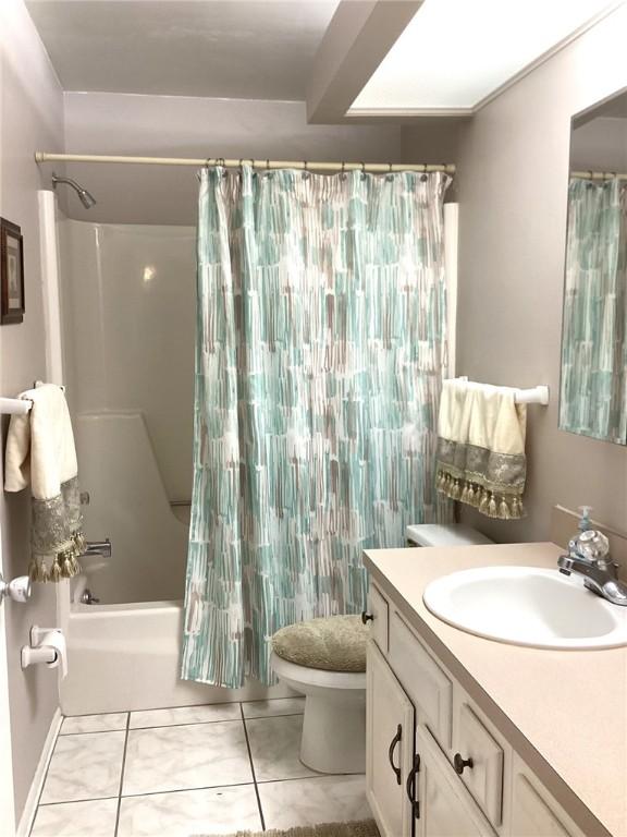 44 Vista Gardens Trail Trl Unit 101, Vero Beach, FL 32962 - bathroom featuring toilet, vanity, and shower / bath combo with shower curtain