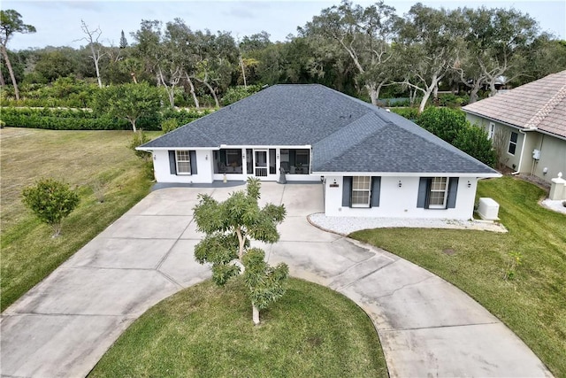 ranch-style house featuring a front yard