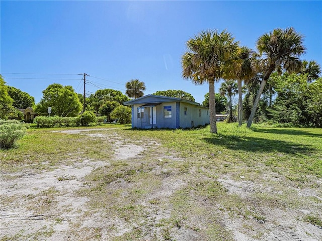 view of yard featuring driveway