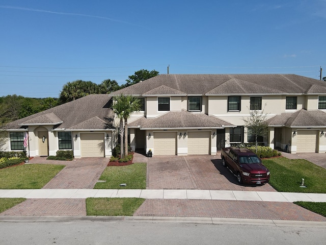 view of front facade featuring a front lawn