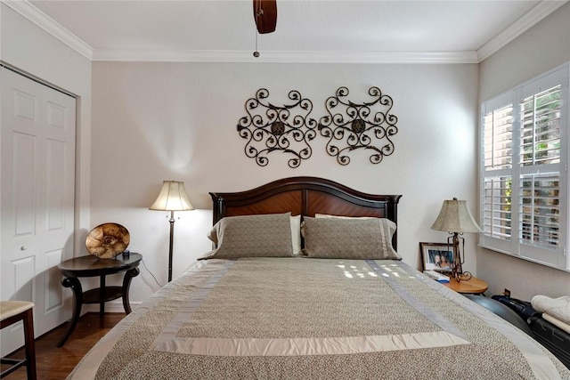 bedroom featuring hardwood / wood-style flooring, a closet, crown molding, and ceiling fan