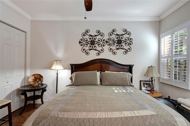 1781 Belmont Cir SW, Vero Beach, FL 32968 - bedroom featuring wood finished floors, crown molding, and a ceiling fan