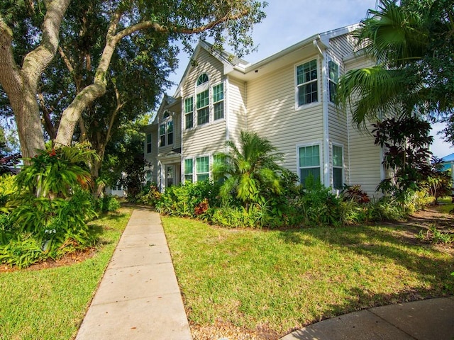 view of front of house featuring a front lawn