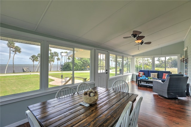 sunroom with ceiling fan