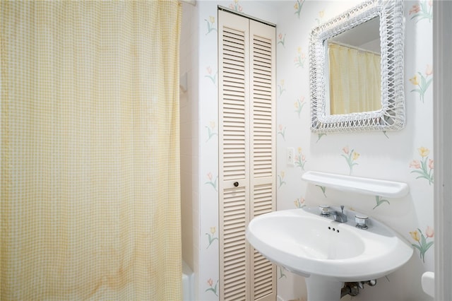 bathroom with sink and shower / tub combo with curtain