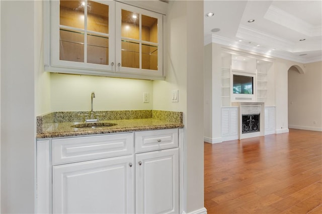 104 Island Plantation Ter Unit 304, Vero Beach, FL 32963 - bar featuring indoor wet bar, a sink, crown molding, light wood-style floors, and recessed lighting