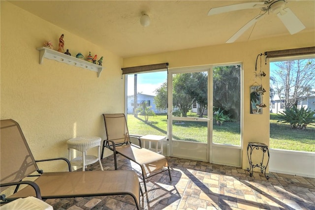 sunroom with ceiling fan