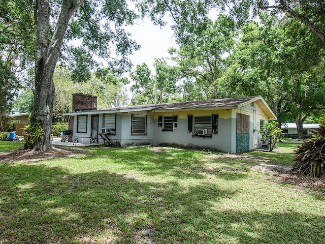 single story home with a front lawn