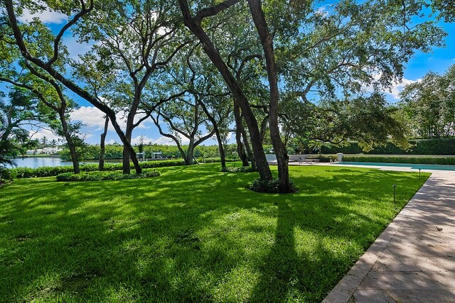 view of yard featuring a water view